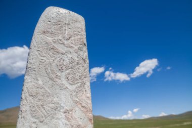 Moğolistan 'daki bir geyik taşının renkli görüntüsü.