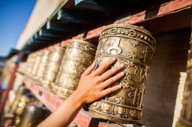Dönen Budist dua davulları Moğolistan 'da bir manastırda.