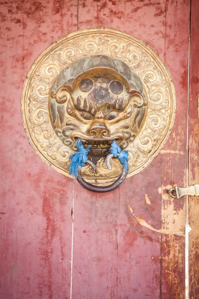 Entrada Templo Budista Con Bufandas Cabezas León —  Fotos de Stock