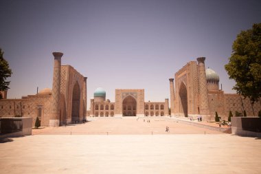 Semerkand, Özbekistan - 7 Haziran 2017: İnsanlar yürüyüş Semerkand, Özbekistan'a Registan Sarayı önünde.