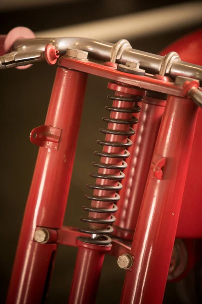 Suspension avant d'une moto vintage rouge — Photo