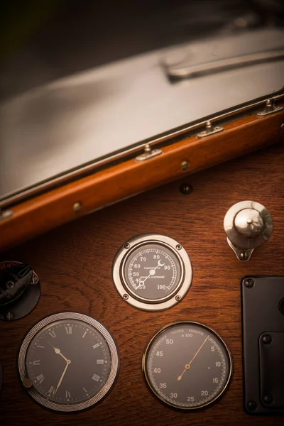 Tachometr a hodiny na přístrojovém panelu ve starožitném autě — Stock fotografie