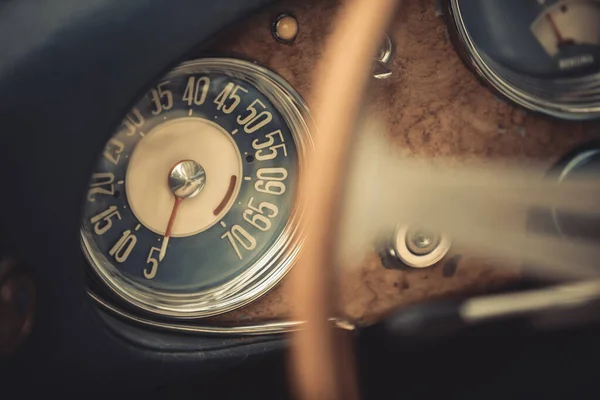Спідометр на приладовій панелі старовинного автомобіля — стокове фото