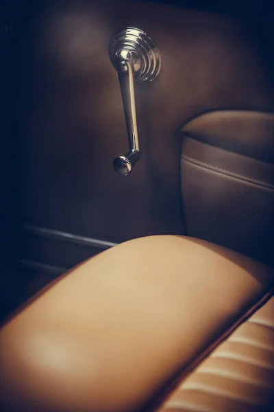ヴィンテージカーの窓クランク — ストック写真