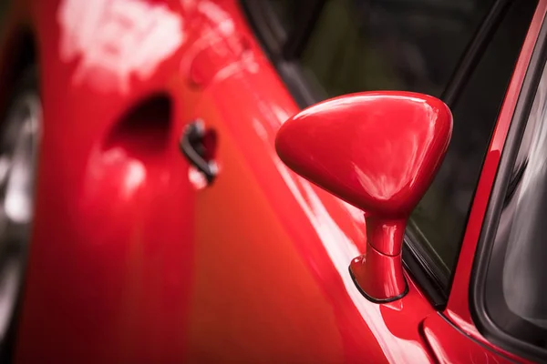 Specchio lato auto rosso — Foto Stock