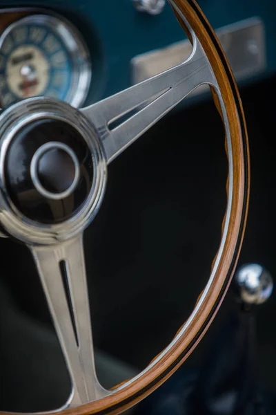 Dřevěný volant starého klasického auta — Stock fotografie