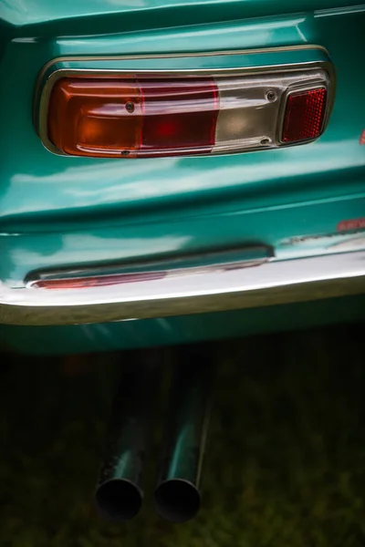 Fanalino posteriore rosso di una classica auto d'epoca — Foto Stock