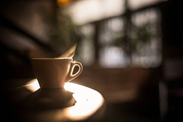 Gorąca filiżanka kawy w świetle słonecznym — Zdjęcie stockowe