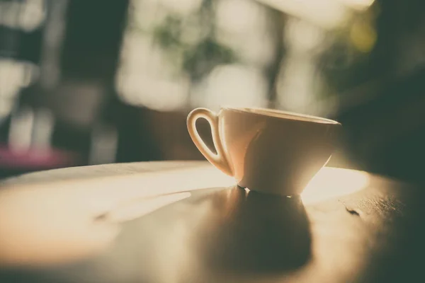Gorąca filiżanka kawy w świetle słonecznym — Zdjęcie stockowe