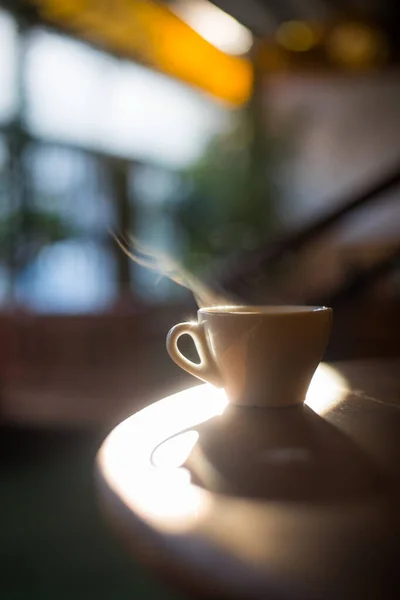 Vapore tazza di caffè alla luce del sole — Foto Stock