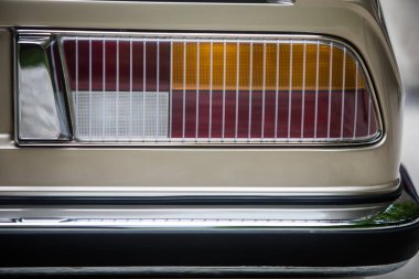 Klasik bir arabanın arka lambası.