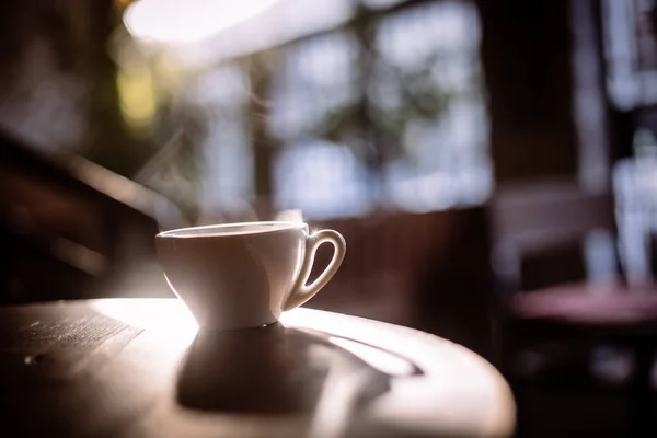 Vapore tazza di caffè alla luce del sole — Foto Stock