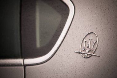Arabadaki Maserati logosu.