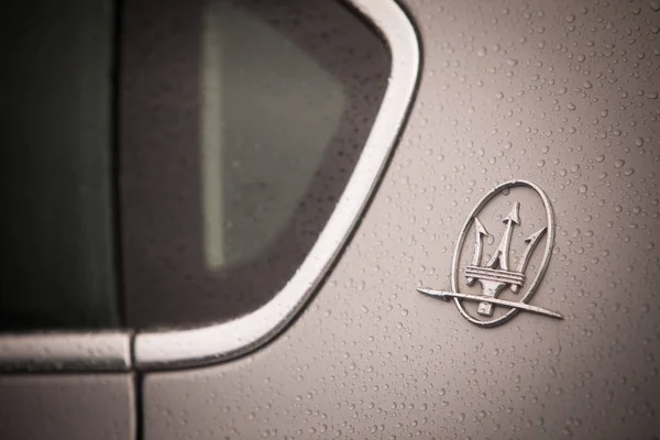 Logotipo Maserati en un coche — Foto de Stock