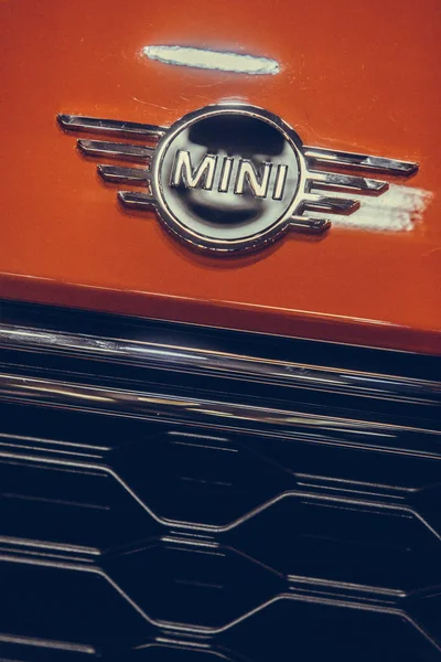 Mini logo en un coche — Foto de Stock