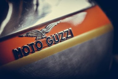 Bir vintage motosiklet Moto Guzzi logosu