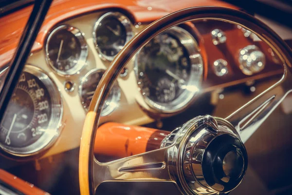 Eski bir klasik otomobilin ahşap direksiyon simidi — Stok fotoğraf