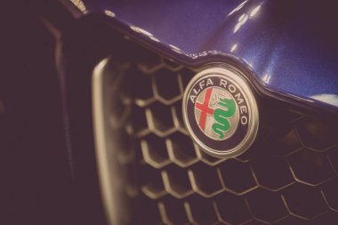 Arabadaki Alfa Romeo logosu