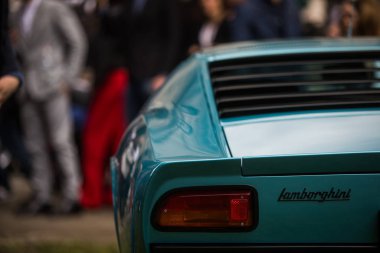 Bir otomobilin kaputunda Lamborghini logosu