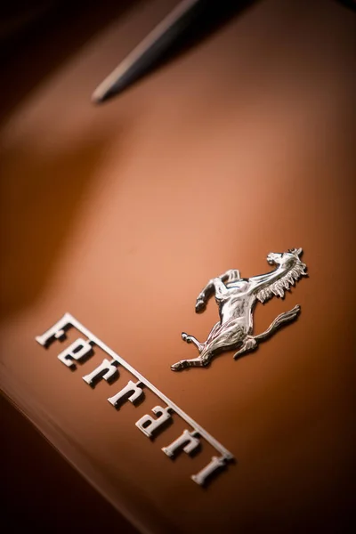 Logotipo Ferrari no capô de um carro — Fotografia de Stock