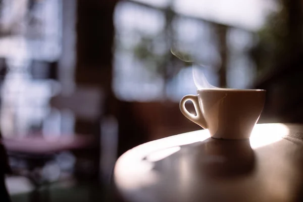 Vapore tazza di caffè alla luce del sole — Foto Stock