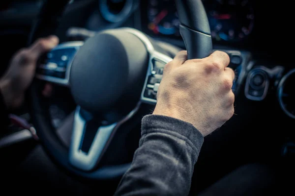 De hand van de man die het stuur vasthoudt — Stockfoto