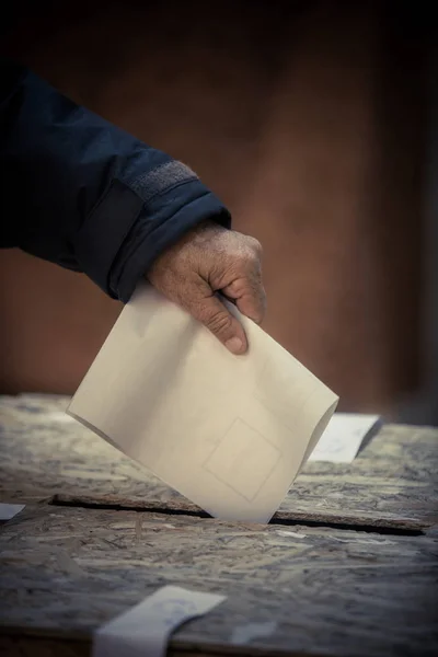 Person wählt, Stimmzettel abgibt — Stockfoto