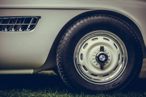 Logotipo BMW em um carro vintage — Fotografia de Stock