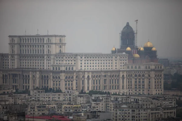 Edificio del Parlamento rumano en Bucarest, Rumania — Foto de Stock