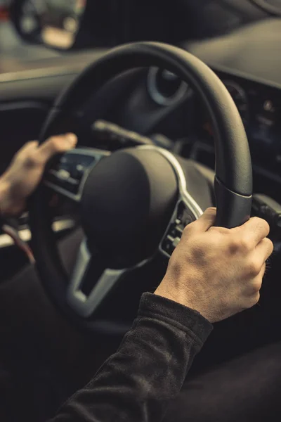 Mão de homem segurando o volante — Fotografia de Stock