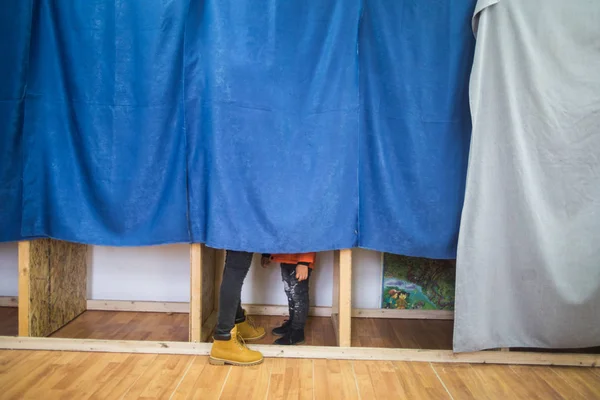 Osoby hlasující ve stáncích ve volební místnosti — Stock fotografie