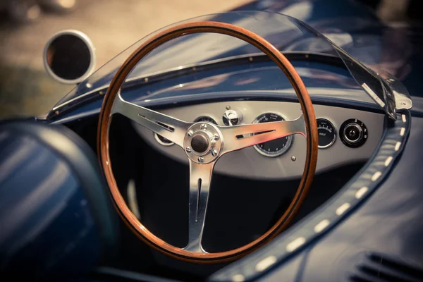 Ξύλινο τιμόνι ενός παλιού κλασικού αυτοκινήτου — Φωτογραφία Αρχείου