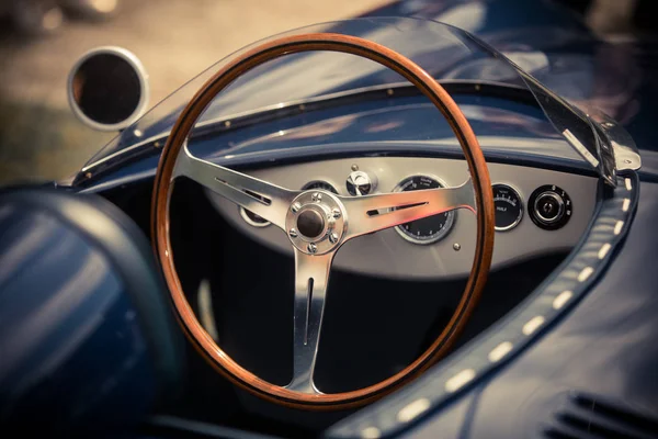 Volant en bois d'une vieille voiture classique — Photo