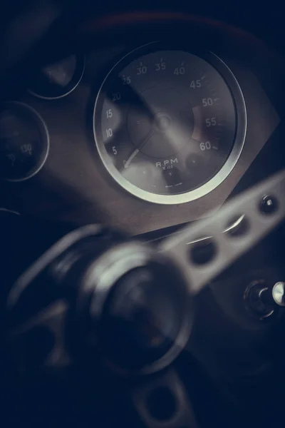 Taquímetro en el salpicadero de un coche de época — Foto de Stock