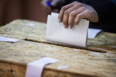 Oylama, bir oy Döküm kişi