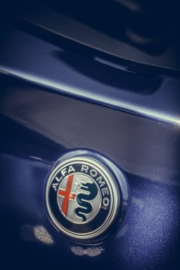 Arabadaki Alfa Romeo logosu