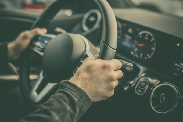 Mão de homem segurando o volante — Fotografia de Stock