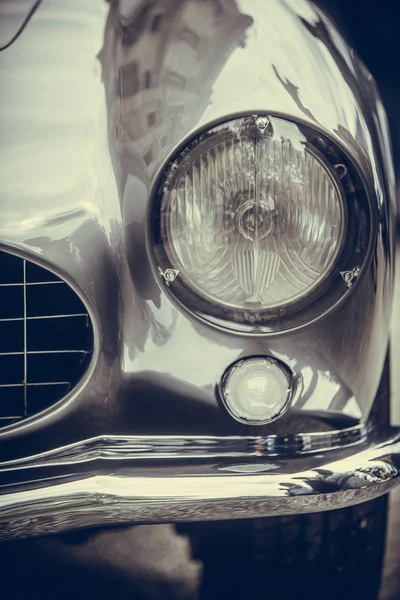 Фара старинного классического автомобиля — стоковое фото
