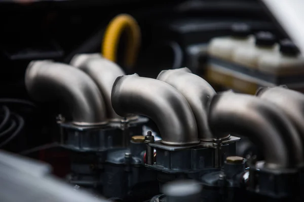 スポーツエンジンのエアインテークホース — ストック写真