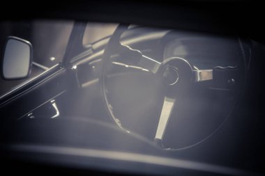 Eski bir klasik otomobilin direksiyon simidi