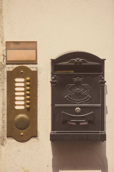 Postilaatikko paikka ja sisäpuhelin — kuvapankkivalokuva