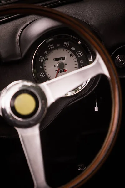 Спідометр на приладовій панелі старовинного автомобіля — стокове фото