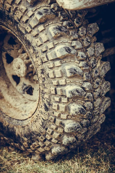 Muddy off road pneu em um carro 4x4 — Fotografia de Stock