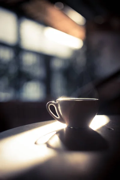 Vapore tazza di caffè alla luce del sole — Foto Stock