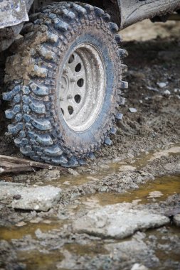 4x4 'lük arabanın çamurlu off-road lastiği.