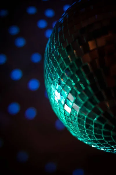 Brillante bola disco en un club nocturno — Foto de Stock