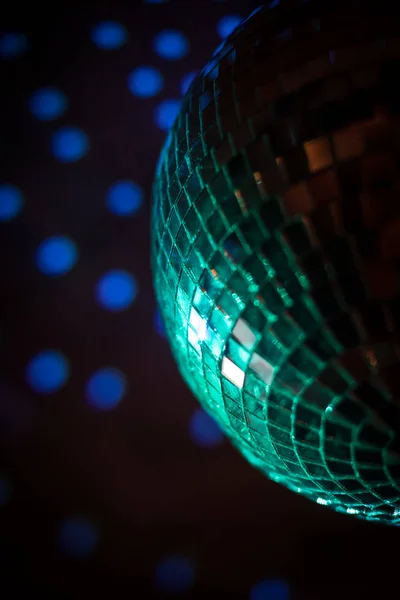 Brillante bola disco en un club nocturno —  Fotos de Stock