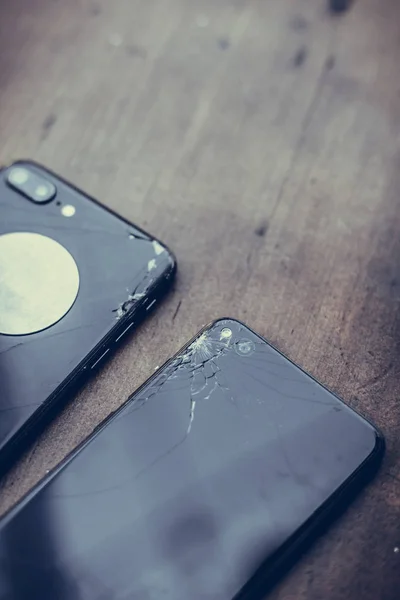 Teléfonos móviles con pantallas rotas — Foto de Stock