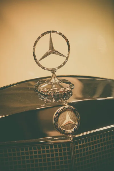 Logo de Mercedes Benz en un capó vintage — Foto de Stock