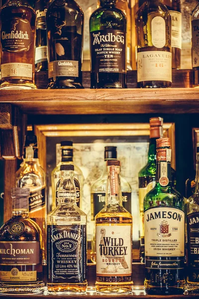 Botol alkohol di bar — Stok Foto